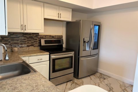 Condominio en alquiler en Lauderhill, Florida, 2 dormitorios, 100.8 m2 № 1989225 - foto 2