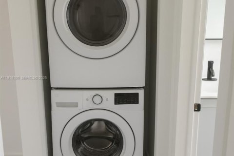 Apartamento en alquiler en Hallandale Beach, Florida, 2 dormitorios, 69.68 m2 № 1987922 - foto 3