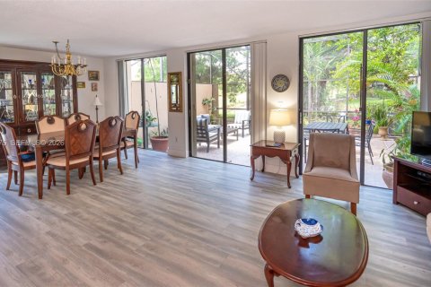 Adosado en venta en Doral, Florida, 3 dormitorios, 159.05 m2 № 2076290 - foto 2