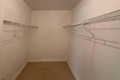 Villa ou maison à vendre à Kissimmee, Floride: 4 chambres, 175.59 m2 № 2408307 - photo 12