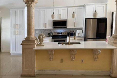Villa ou maison à vendre à Kissimmee, Floride: 4 chambres, 175.59 m2 № 2408307 - photo 6
