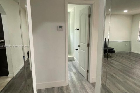 House in Miami, Florida 4 bedrooms, 273.88 sq.m. № 2042658 - photo 6