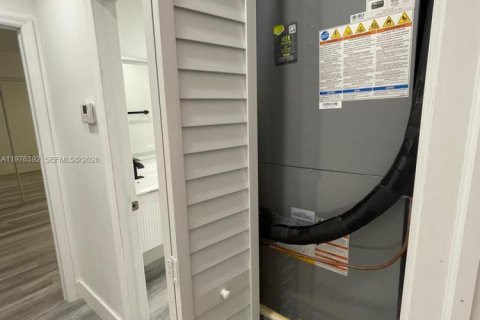 House in Miami, Florida 4 bedrooms, 273.88 sq.m. № 2042658 - photo 9