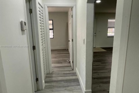 House in Miami, Florida 4 bedrooms, 273.88 sq.m. № 2042658 - photo 10