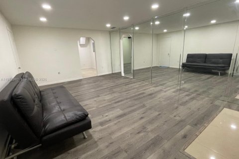 House in Miami, Florida 4 bedrooms, 273.88 sq.m. № 2042658 - photo 2