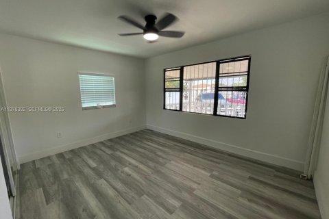 House in Miami, Florida 4 bedrooms, 273.88 sq.m. № 2042658 - photo 12