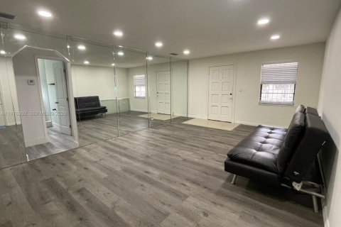 House in Miami, Florida 4 bedrooms, 273.88 sq.m. № 2042658