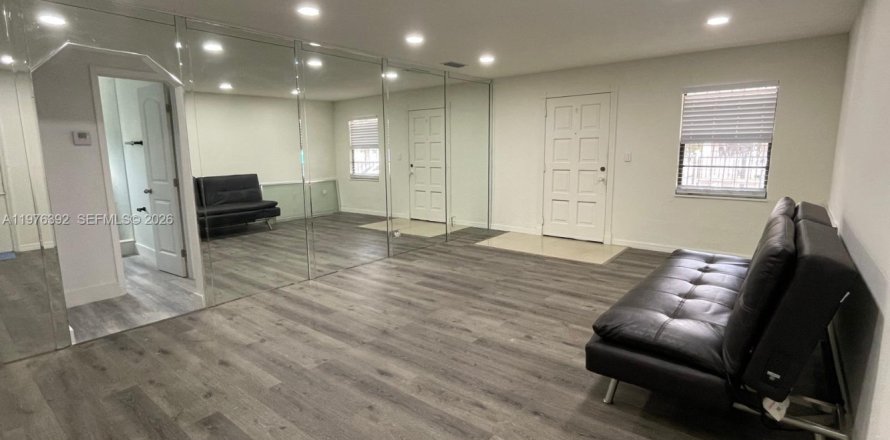 House in Miami, Florida 4 bedrooms, 273.88 sq.m. № 2042658