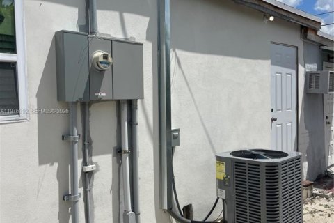 House in Miami, Florida 4 bedrooms, 273.88 sq.m. № 2042658 - photo 25