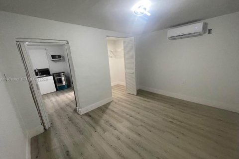 House in Miami, Florida 4 bedrooms, 273.88 sq.m. № 2042658 - photo 17