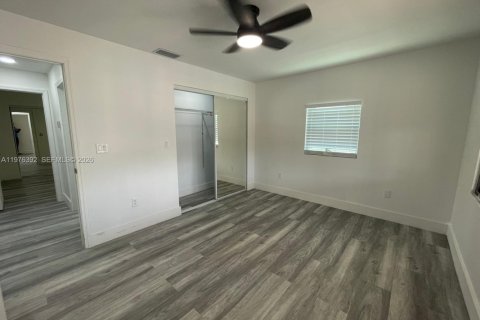 House in Miami, Florida 4 bedrooms, 273.88 sq.m. № 2042658 - photo 8