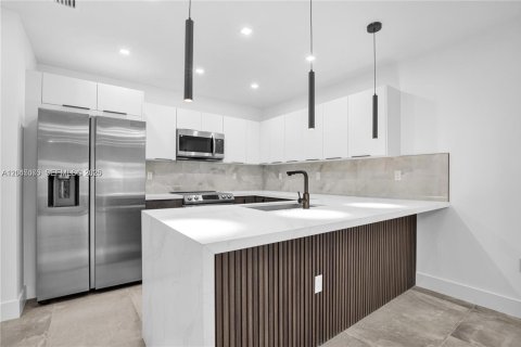 Touwnhouse à louer à Miami, Floride: 3 chambres, 172.05 m2 № 2168459 - photo 9