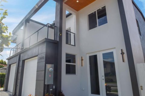 Touwnhouse à louer à Miami, Floride: 3 chambres, 172.05 m2 № 2168459 - photo 2