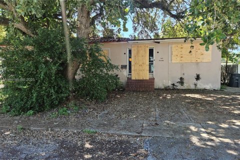 House in North Miami, Florida 3 bedrooms, 186.55 sq.m. № 1948288 - photo 1