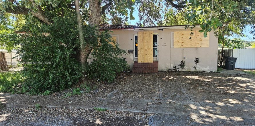 House in North Miami, Florida 3 bedrooms, 186.55 sq.m. № 1948288