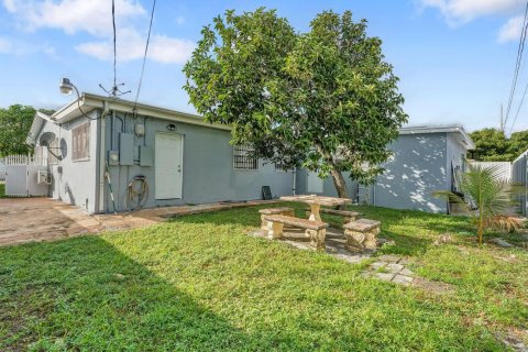 Villa ou maison à louer à Miami Gardens, Floride: 3 chambres, 181.16 m2 № 2439274 - photo 10