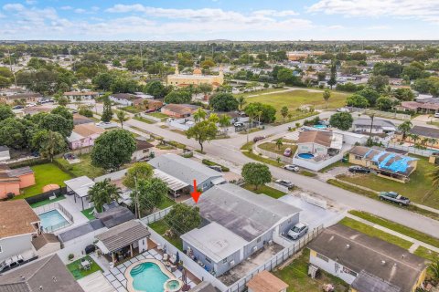 Villa ou maison à louer à Miami Gardens, Floride: 3 chambres, 181.16 m2 № 2439274 - photo 12