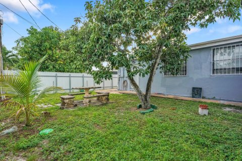 Villa ou maison à louer à Miami Gardens, Floride: 3 chambres, 181.16 m2 № 2439274 - photo 11