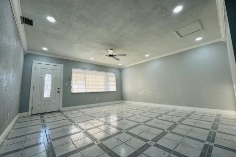 Villa ou maison à louer à Miami Gardens, Floride: 3 chambres, 181.16 m2 № 2439274 - photo 5