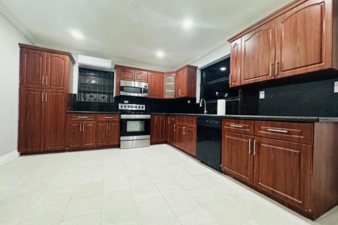 Villa ou maison à louer à Miami Gardens, Floride: 3 chambres, 181.16 m2 № 2439274 - photo 7