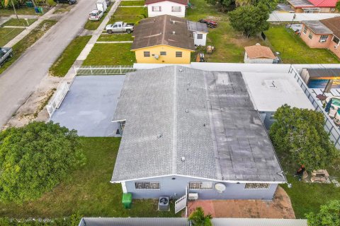 Villa ou maison à louer à Miami Gardens, Floride: 3 chambres, 181.16 m2 № 2439274 - photo 2
