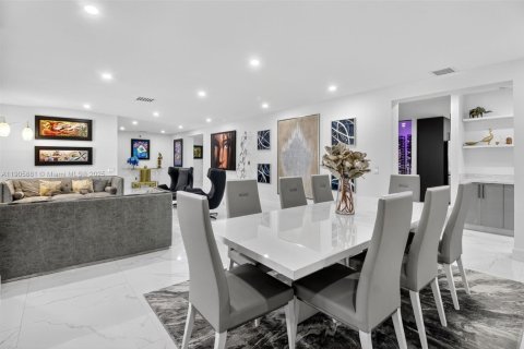 House in Miami, Florida 7 bedrooms, 627.09 sq.m. № 1957033 - photo 18