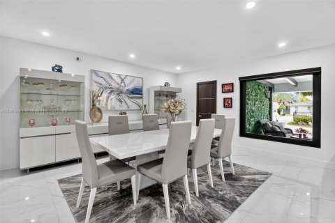 House in Miami, Florida 7 bedrooms, 627.09 sq.m. № 1957033 - photo 16