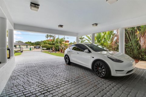 House in Miami, Florida 7 bedrooms, 627.09 sq.m. № 1957033 - photo 10