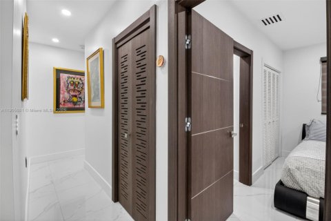 House in Miami, Florida 7 bedrooms, 627.09 sq.m. № 1957033 - photo 30