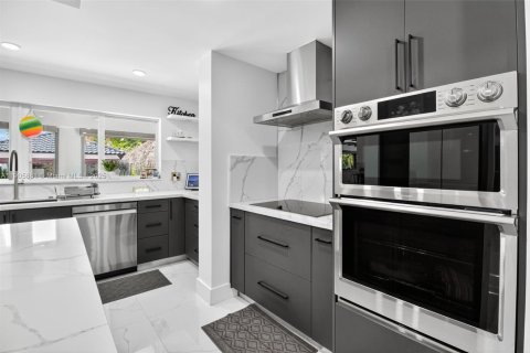 House in Miami, Florida 7 bedrooms, 627.09 sq.m. № 1957033 - photo 26