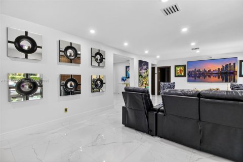 House in Miami, Florida 7 bedrooms, 627.09 sq.m. № 1957033 - photo 27