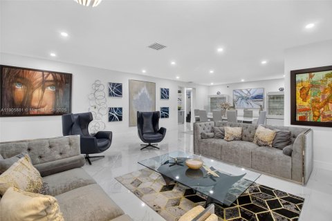House in Miami, Florida 7 bedrooms, 627.09 sq.m. № 1957033 - photo 15