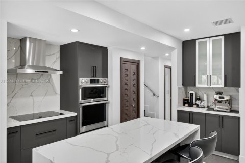 House in Miami, Florida 7 bedrooms, 627.09 sq.m. № 1957033 - photo 25