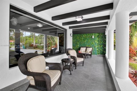 House in Miami, Florida 7 bedrooms, 627.09 sq.m. № 1957033 - photo 9