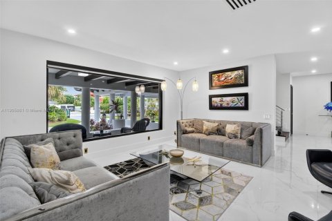 House in Miami, Florida 7 bedrooms, 627.09 sq.m. № 1957033 - photo 14