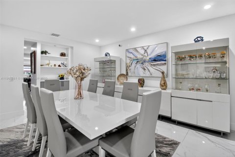 House in Miami, Florida 7 bedrooms, 627.09 sq.m. № 1957033 - photo 17