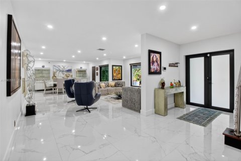 House in Miami, Florida 7 bedrooms, 627.09 sq.m. № 1957033 - photo 13