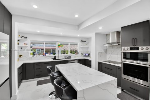 House in Miami, Florida 7 bedrooms, 627.09 sq.m. № 1957033 - photo 23