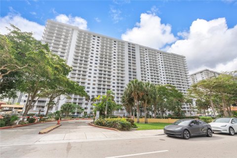 Condominio en Sunny Isles Beach, Florida, 2 dormitorios  № 2414805