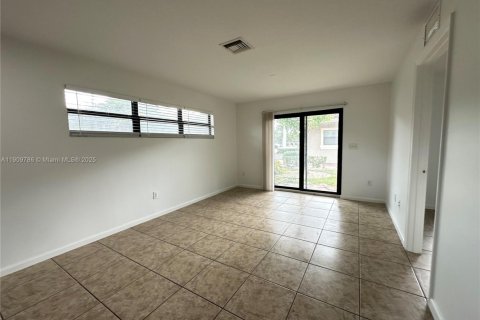 Apartamento en alquiler en Fort Lauderdale, Florida, 2 dormitorios № 1965455 - foto 25