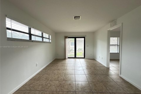 Apartamento en alquiler en Fort Lauderdale, Florida, 2 dormitorios № 1965455 - foto 4