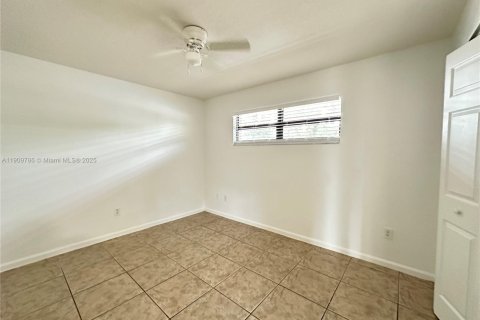 Apartamento en alquiler en Fort Lauderdale, Florida, 2 dormitorios № 1965455 - foto 19