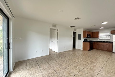 Apartamento en alquiler en Fort Lauderdale, Florida, 2 dormitorios № 1965455 - foto 2