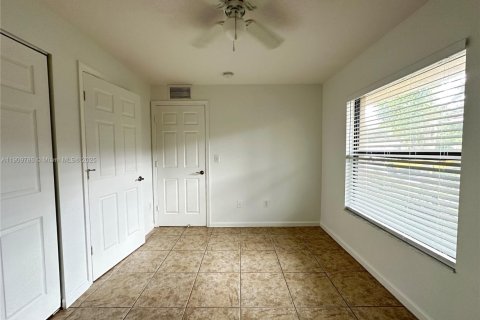 Apartamento en alquiler en Fort Lauderdale, Florida, 2 dormitorios № 1965455 - foto 11