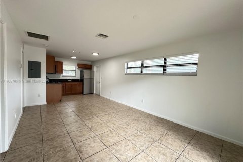 Apartamento en alquiler en Fort Lauderdale, Florida, 2 dormitorios № 1965455 - foto 6