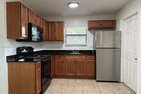 Apartamento en alquiler en Fort Lauderdale, Florida, 2 dormitorios № 1965455 - foto 9