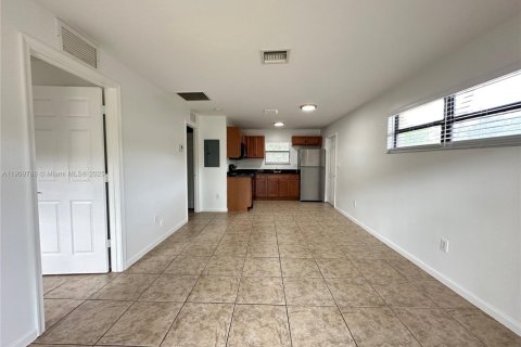 Apartamento en alquiler en Fort Lauderdale, Florida, 2 dormitorios № 1965455 - foto 5