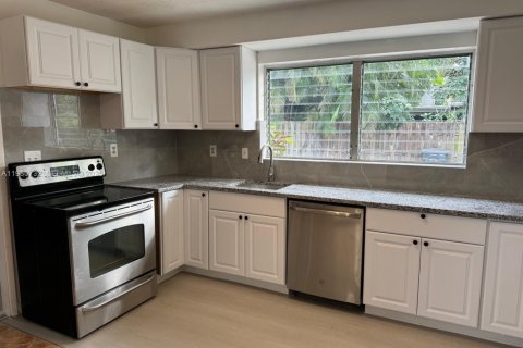 House in Fort Lauderdale, Florida 2 bedrooms, 115.94 sq.m. № 1989691 - photo 2