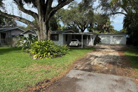 House in Fort Lauderdale, Florida 2 bedrooms, 115.94 sq.m. № 1989691 - photo 1