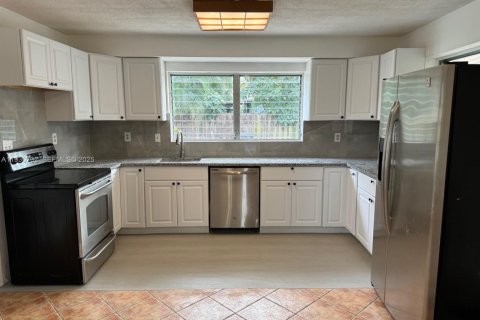 House in Fort Lauderdale, Florida 2 bedrooms, 115.94 sq.m. № 1989691 - photo 3